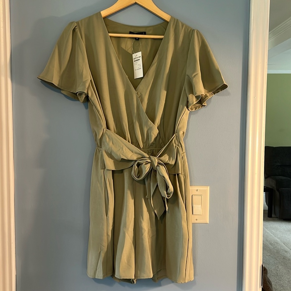 NWT Green romper with pockets!
